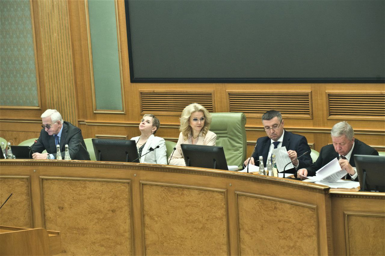 Вопрос о росте заработной платы, о проблемах совершенствования методики проведения СОУТ, снятие запрета двух выплат одновременно. Темы поднятые лидерами ФНПР и ВЭП на заседание Российской трехсторонней комиссии по урегулированию социально -трудовых отноше